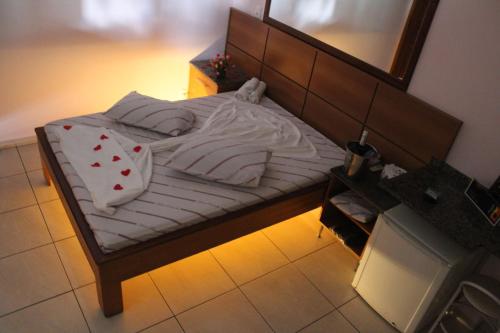 a small bed in a room with a mirror at Motel Paradise (Adults only) in São José dos Campos