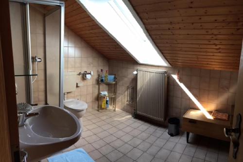 a bathroom with a sink and a bath tub at Ferienwohnungen Weigert Homes eG in Nittendorf