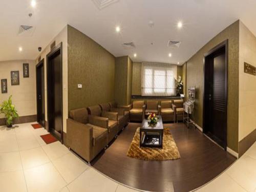 een lobby met een wachtkamer met banken en een tafel bij Florida Square Hotel (Previously known Flora Square Hotel) in Dubai