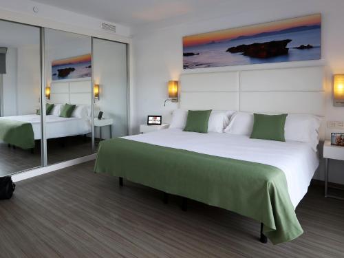 Ένα ή περισσότερα κρεβάτια σε δωμάτιο στο Axel Beach Ibiza - Adults Only