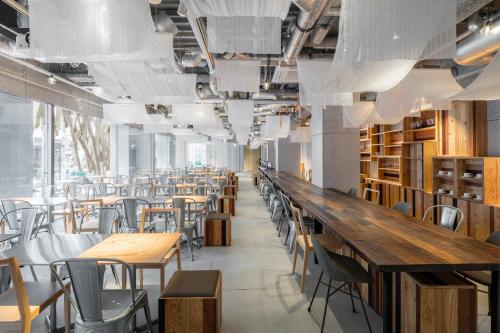 Un restaurante u otro lugar para comer en ONE@Tokyo