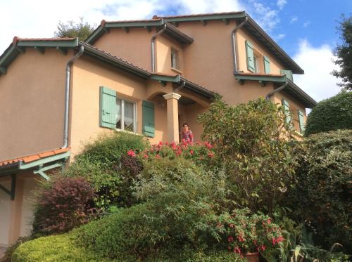 a woman standing in the window of a house at Le Relais des Malettes Chambres d'hôtes B&B in Francheville