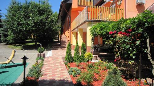 Taman di luar Villa Alexandr