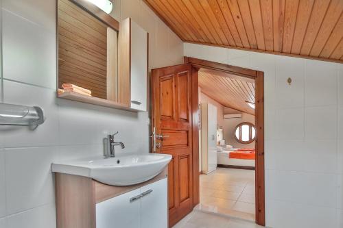 a bathroom with a sink and a mirror at Kasinn Apart Turuncu in Kaş