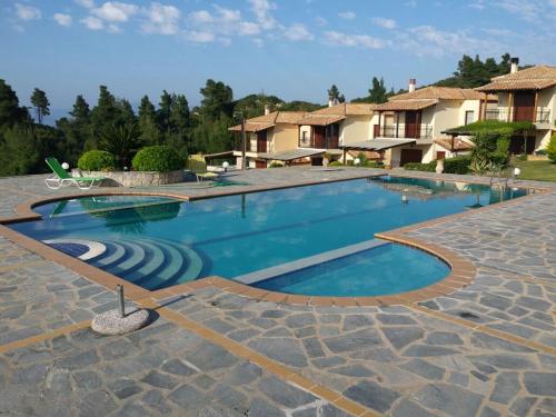 Swimmingpoolen hos eller tæt på Villa Theodora by TravelPro Services Halkidiki