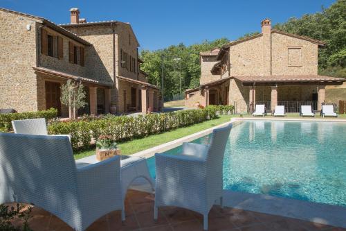 an external view of a house with a swimming pool at Borgo Poggiardelli in Montepulciano