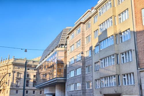 プラハにあるOstrovni 7 Apartmentsの建物前の建物
