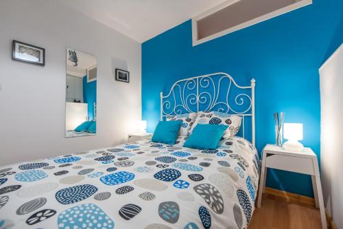 サンティアゴ・デ・コンポステーラにあるEntrepexigosの青いアクセントの壁のベッド付きの青いベッドルーム1室