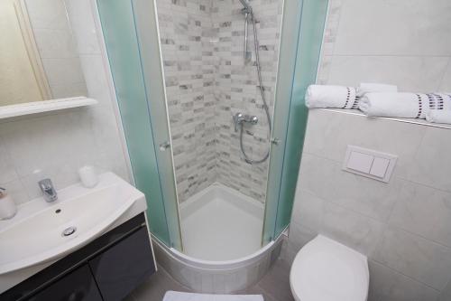 Bilik mandi di Sea View Apartment Gin Brela