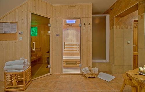 a large bathroom with a shower and a sink at Apartamenty Matuska in Poronin