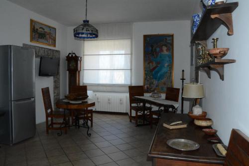 TV a/nebo společenská místnost v ubytování Maison Huguette