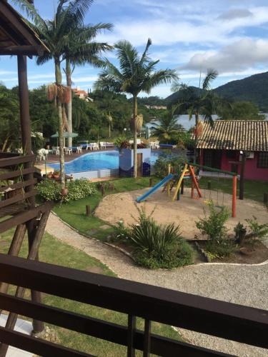 een uitzicht op het zwembad van een resort bij AP Beira da Lagoa da Conceição in Florianópolis