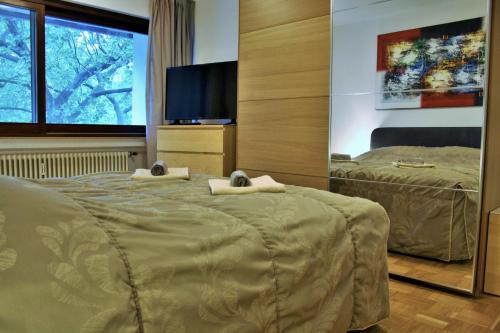 ein Schlafzimmer mit zwei Betten und einem großen Fenster in der Unterkunft Apartment am Römerkreis in Heidelberg