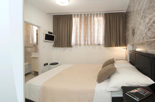 Apartment & Room Split Lea