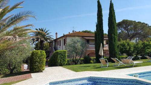 a villa with a swimming pool and a house at Agriturismo Villa Isa in Follonica