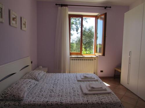 une chambre avec un lit et une fenêtre dans l'établissement Conosco Un Posticino, à Lerici