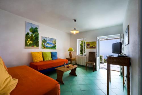 ein Wohnzimmer mit einem Sofa und einem Tisch in der Unterkunft Agriturismo Fattoria Terranova in SantʼAgata sui Due Golfi