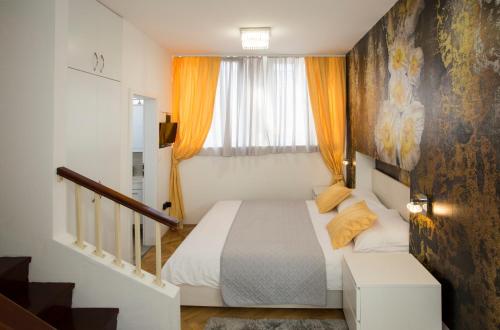 ein kleines Schlafzimmer mit einem Bett und einem Fenster in der Unterkunft Apartment & Room Split Lea in Split