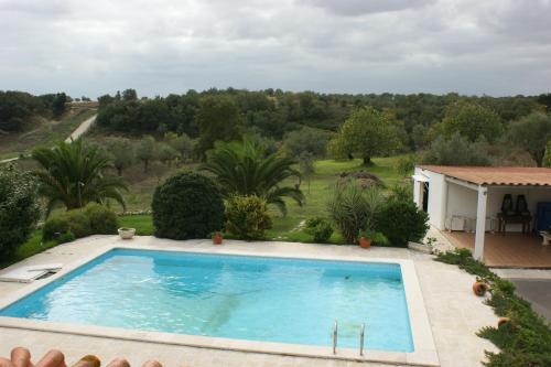 una piscina en un patio con una casa en Quinta da Perdiz Country House, en Santarém