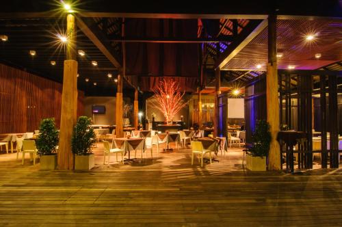 Un restaurante o sitio para comer en Samed Grandview Resort