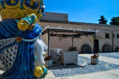 a statue of a woman with a crown on its head at Chiusa Di Carlo Agriturismo in Avola