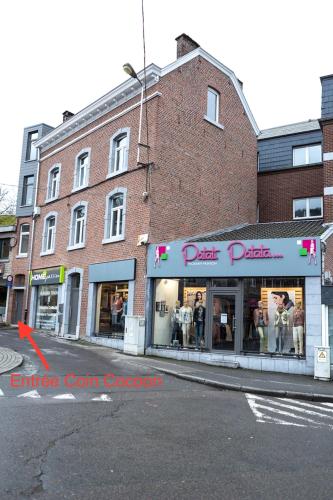 ein Geschäft an der Seite einer Straße in der Unterkunft Le Coin Cocoon Inn in Aywaille
