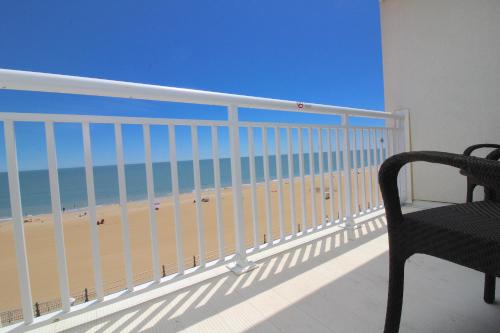 Balkón nebo terasa v ubytování Ocean Sands Resort, Oceanfront, Virginia Beach by Vacatia