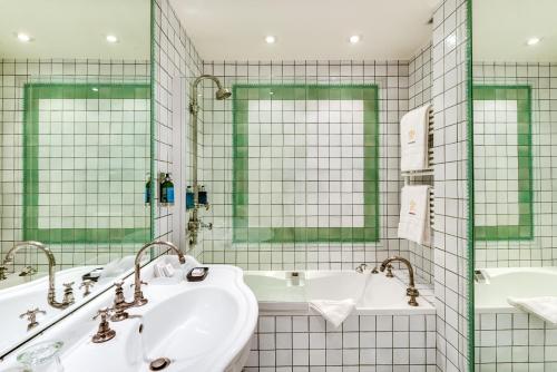 サン・ジェルマン・アン・レーにあるCazaudehore, hôtel de charme au vertのバスルーム(シンク2つ、鏡2つ付)