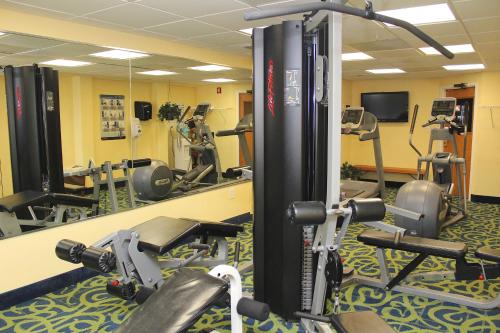 Fitness centrum a/nebo fitness zařízení v ubytování Ocean Sands Resort, Oceanfront, Virginia Beach by Vacatia
