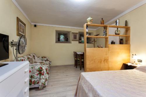 een slaapkamer met een bed en een woonkamer bij Il Nido Di Asia in Cortona