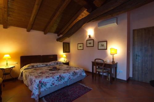 A bed or beds in a room at Agriturismo La Cascinetta