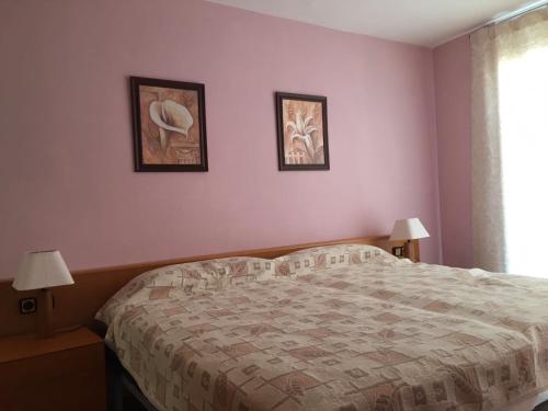 ラメトリャ・デ・マールにあるAtico de Víctorのベッドルーム1室(ベッド1台付)が備わります。壁に2枚の写真が飾られています。