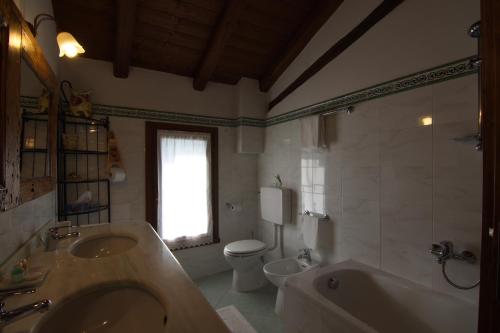 A bathroom at Agriturismo La Cascinetta