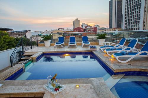 una piscina en la azotea de un edificio en Hotel Boutique La Artilleria en Cartagena de Indias