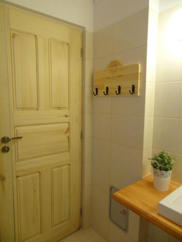 a bathroom with a white door and a sink at Domki u Huberta in Grywałd