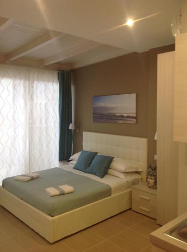 een slaapkamer met een bed met twee handdoeken erop bij Casa Lucrezia in Giardini Naxos