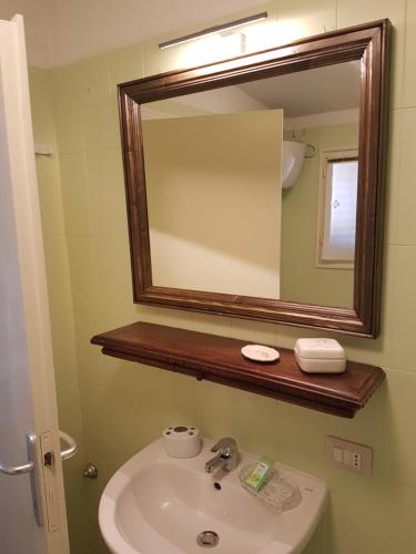 a bathroom with a sink and a mirror at Accasamia Terricciola in Terricciola