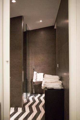 a bathroom with a black and white checkered floor at Orchidea in Beverino