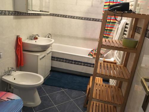 uma casa de banho com um lavatório, um WC e uma banheira em Hotel Rose Valley em Budapeste