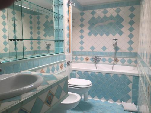 ナポリにあるNAPOLI OVER POSILLIPOのバスルーム(洗面台、トイレ、バスタブ付)