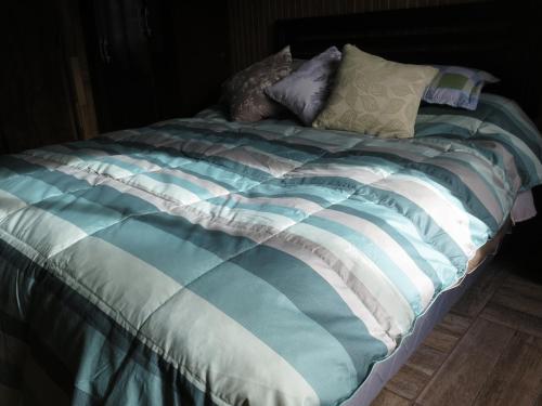 Cama o camas de una habitación en Cabañas & Hostal Lefuco