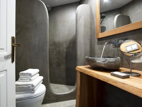 
A bathroom at Delmar Apartments & Suites Milos
