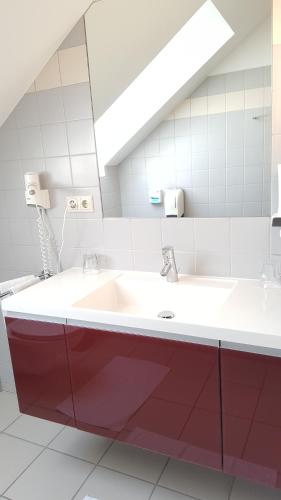 baño con lavabo y espejo grande en Gasthof zur Wachau, en Hofarnsdorf