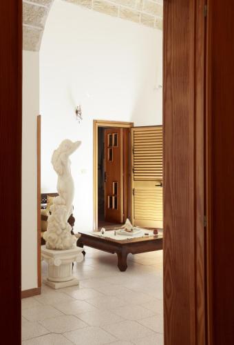 a room with a statue and a pool table at camere di Palazzo Stapane in Santa Maria al Bagno
