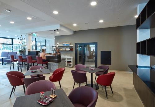 a restaurant with tables and chairs and a bar at Best Western Hotel Tulln in Tulln