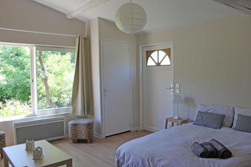 Habitación blanca con cama y ventana en Studio entre Nice et Cannes en Roquefort-les-Pins