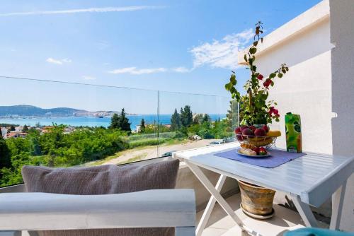 a table and chairs on a balcony with a view of the ocean at VilaA21 in Bar