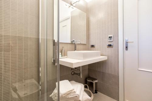 bagno con lavandino e specchio di Fiore Penthouse ad Alghero