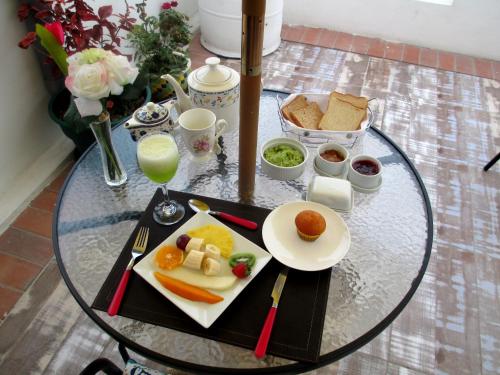 a glass table with a plate of food on it at Guest Home Valto & Ziron in Arica