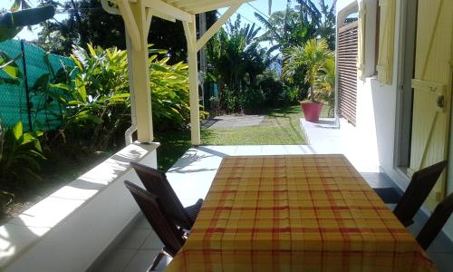 Taman di luar villa telyna